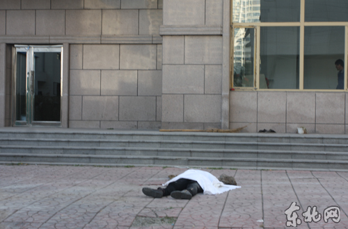 哈尔滨抑郁症女子趁家人外出从25层楼上坠下身亡