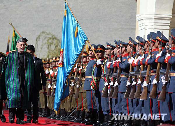 阿富汗总统卡尔扎伊(中)在宣誓就职前检阅仪仗队