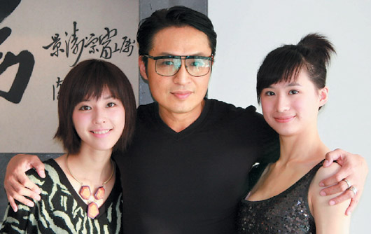 马景涛(中)开新公司,女儿马世嫒(右),老婆吴佳尼(左)来站台