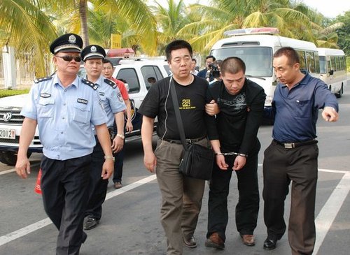 嫌犯李磊被两地警方押解往机场