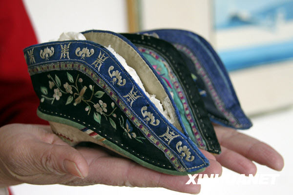 清代"三寸金莲"弓鞋