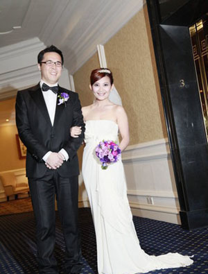 总共席开21桌,除了邀请当地亲友之外,马来西亚的艺人好友如张栋梁,易