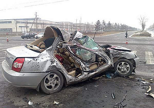 遭大货车重创现代伊兰特一半车身被毁