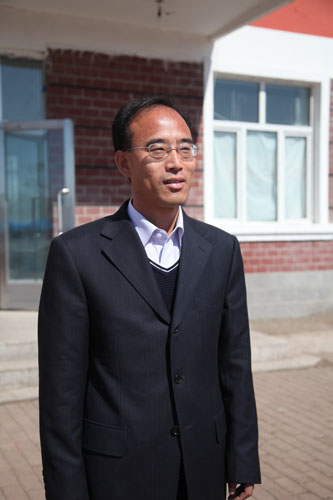 1——记明水县树人城中间小黉舍长任伟