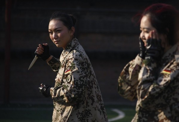 酒瓶子照女保镖头上抡(组图)_新闻台_中国网络电视台