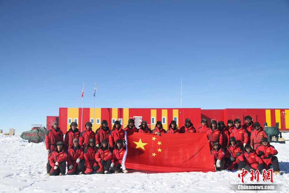 中国第28次南极考察内陆队在南极内陆冰盖过节