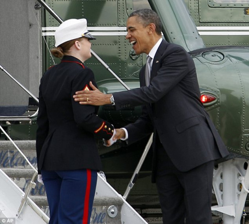 奥巴马将硬币送给妮丝,纪念她在"海军一号"上服役.