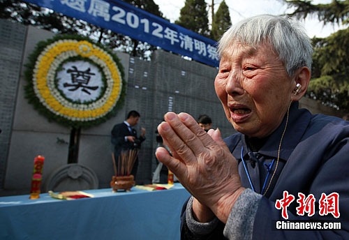 南京大屠殺倖存者清明祭奠亡靈(組圖)