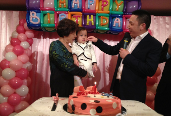 赵薇为爱女庆生 小四月真名叫黄新(图)