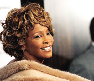 这是2007年2月10日,惠特尼·休斯顿在加利福尼亚州贝弗利希尔斯参加