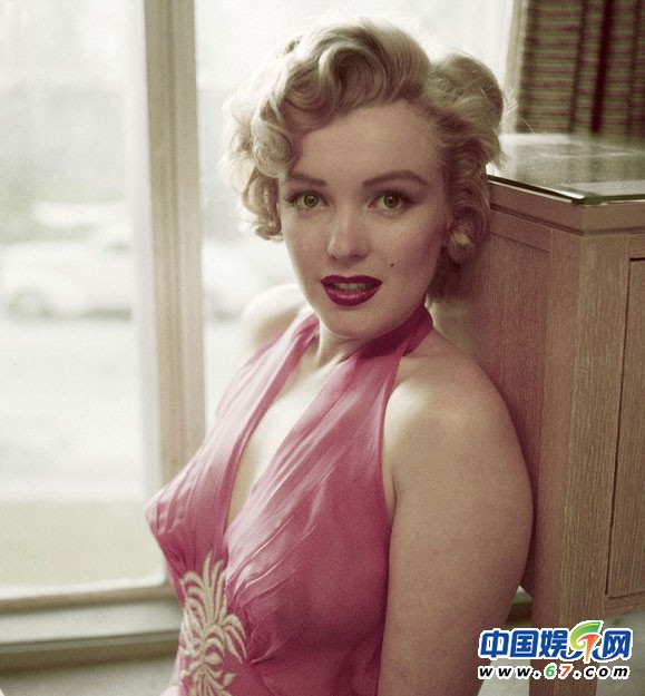 近日在梦露逝世50周年纪念展之后再度曝光了两张梦露的照片,照片中的