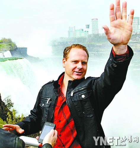 5月2日,美国空中走钢丝表演家尼克·瓦伦达在尼亚加拉瀑布举行的霉