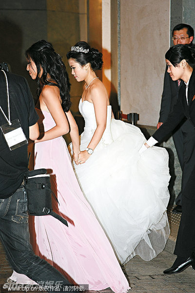 香港打工皇帝霍建宁嫁女 李嘉诚父子分别抵达