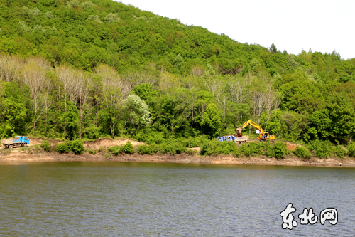 施工中的小二龍湖水庫.東北網記者魏義松攝