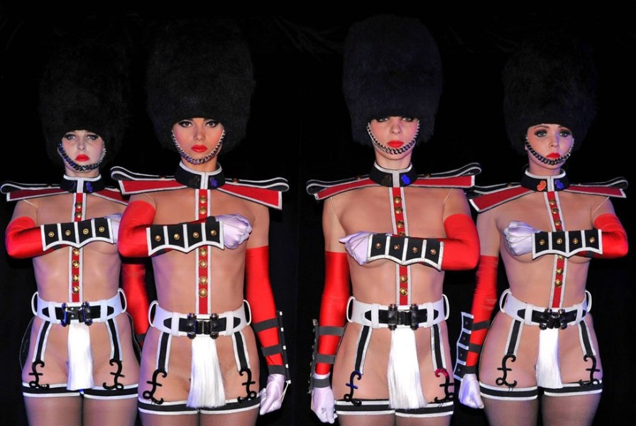 裸体杂技时装秀_法国见奶时装秀照片_巴黎时装秀