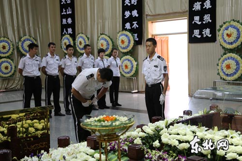 殡仪礼宾员:生命最后的摆渡人-清明|殡葬|礼宾员|生命|摆渡人-东北.