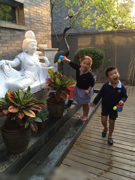 刘涛老公晒子女劳作照 女儿漂亮儿子帅气