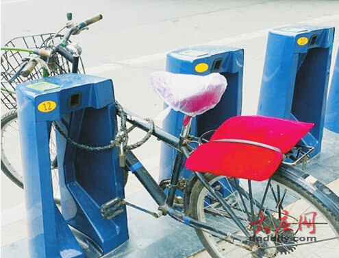 大庆让胡路区公共自行车位被人占用(图)