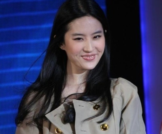 女神也怕抓拍照：孙俪脖子五道杠 林志玲唐嫣露笑纹