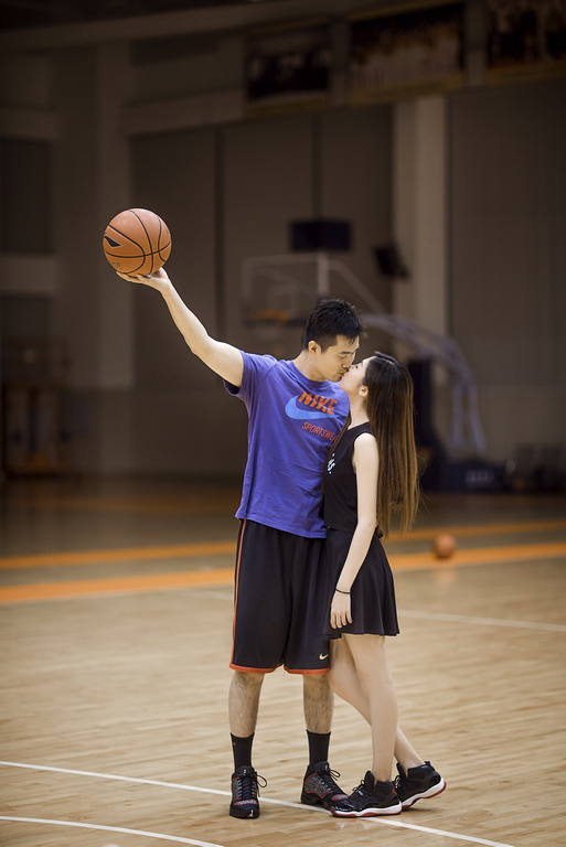 婚礼现场王仕鹏喜极而泣,易建联朱芳雨等队员到场祝福,众多粉丝都为