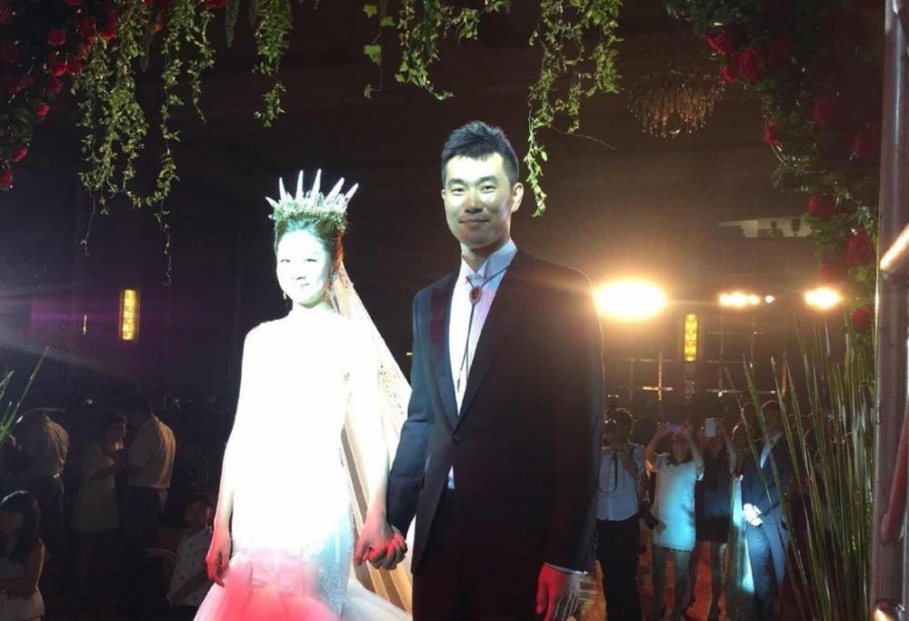 婚礼现场王仕鹏喜极而泣,易建联朱芳雨等队员到场祝福,众多粉丝都为