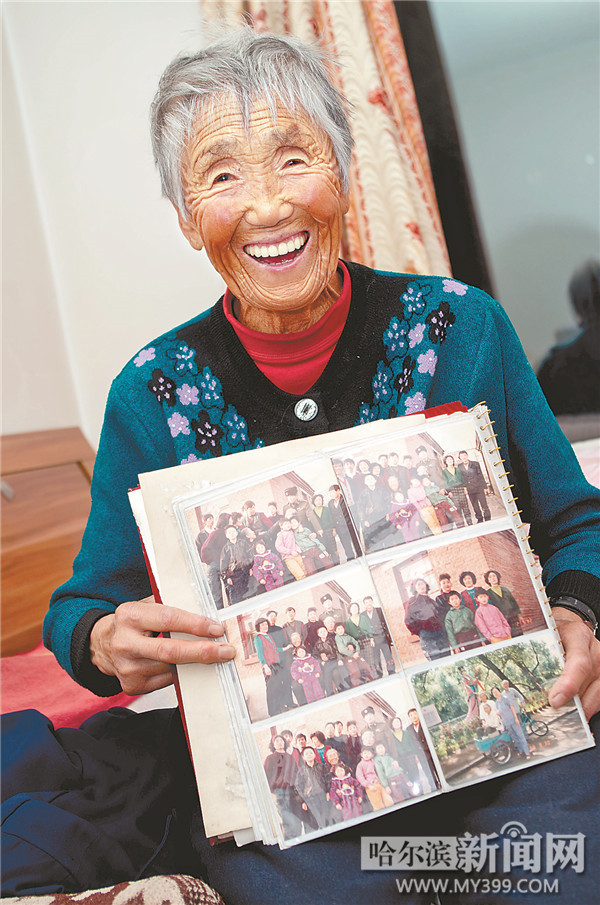 哈尔滨一88岁泡泡奶奶挣钱帮孩子们养家(图