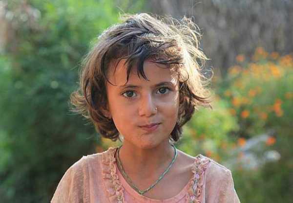 世界最穷国乡村?女人自来水露天洗澡