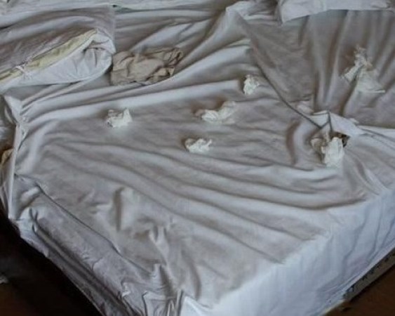 检验床单是否换过,可以把边角拉出来察看是不是有头发;干净的,清洗