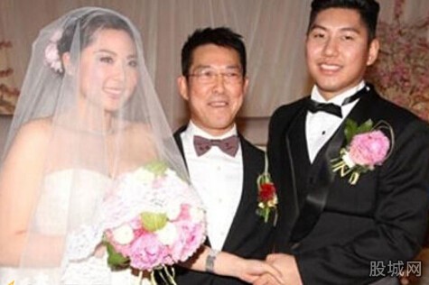 元彪女儿风光出嫁 现场星光熠熠成龙洪金宝纷