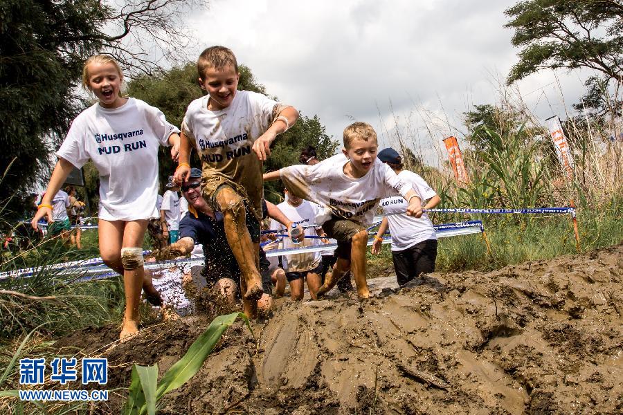 津巴布韦举办泥跑活动