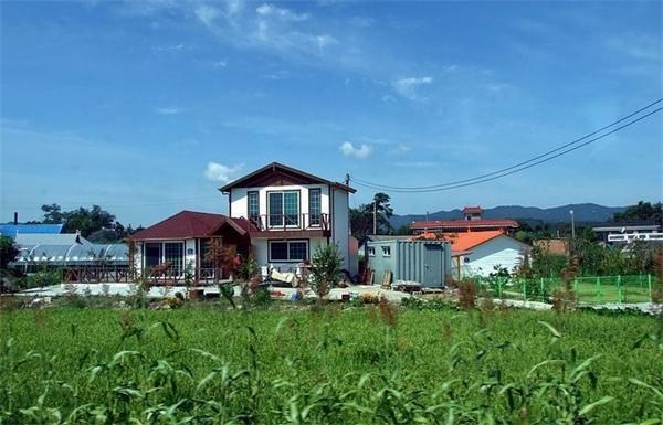 韩国农村竟然用泡菜缸做房子围墙?