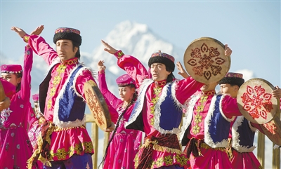 3月19日,当地的塔吉克族舞蹈演员在雪山脚下跳起欢快的民族舞蹈.
