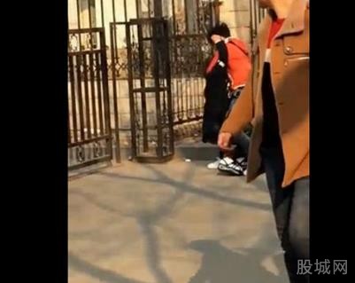 男子当街暴打女友好狠心 路人路见不平群殴渣