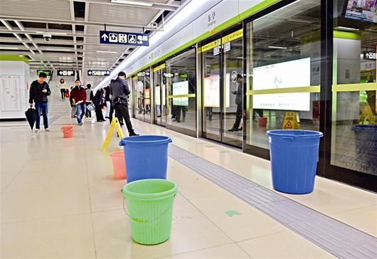 武汉一地铁站站台顶部漏水 摆5个水桶接滴漏(
