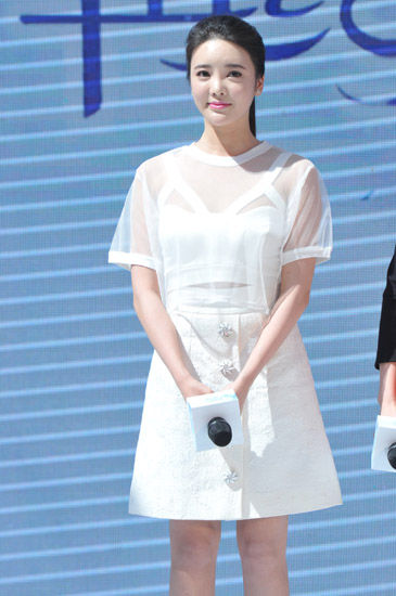 《想明白了再结婚》开发布会 张璇被佟大为调侃