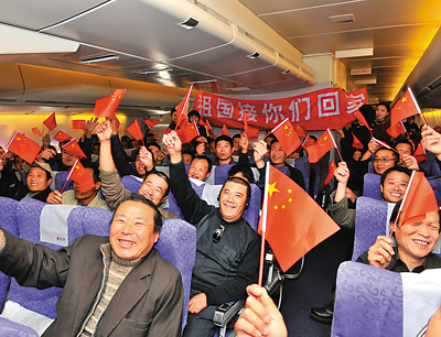 2011年3月5日,在利比亚撤侨航班上,中国同胞在高呼祖国万岁.新华社发