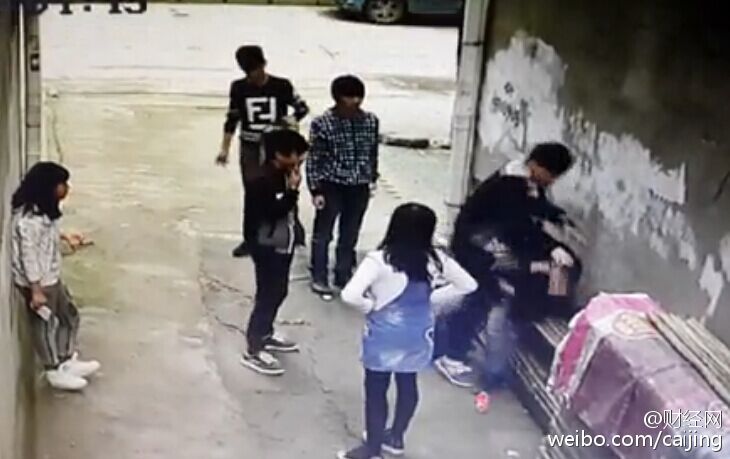 网曝湖北一学生遭围殴被板砖拍头血溅当场