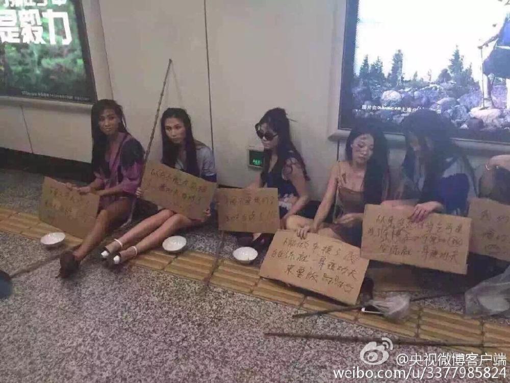 上海车展取消车模车模扮乞丐乞讨抗议