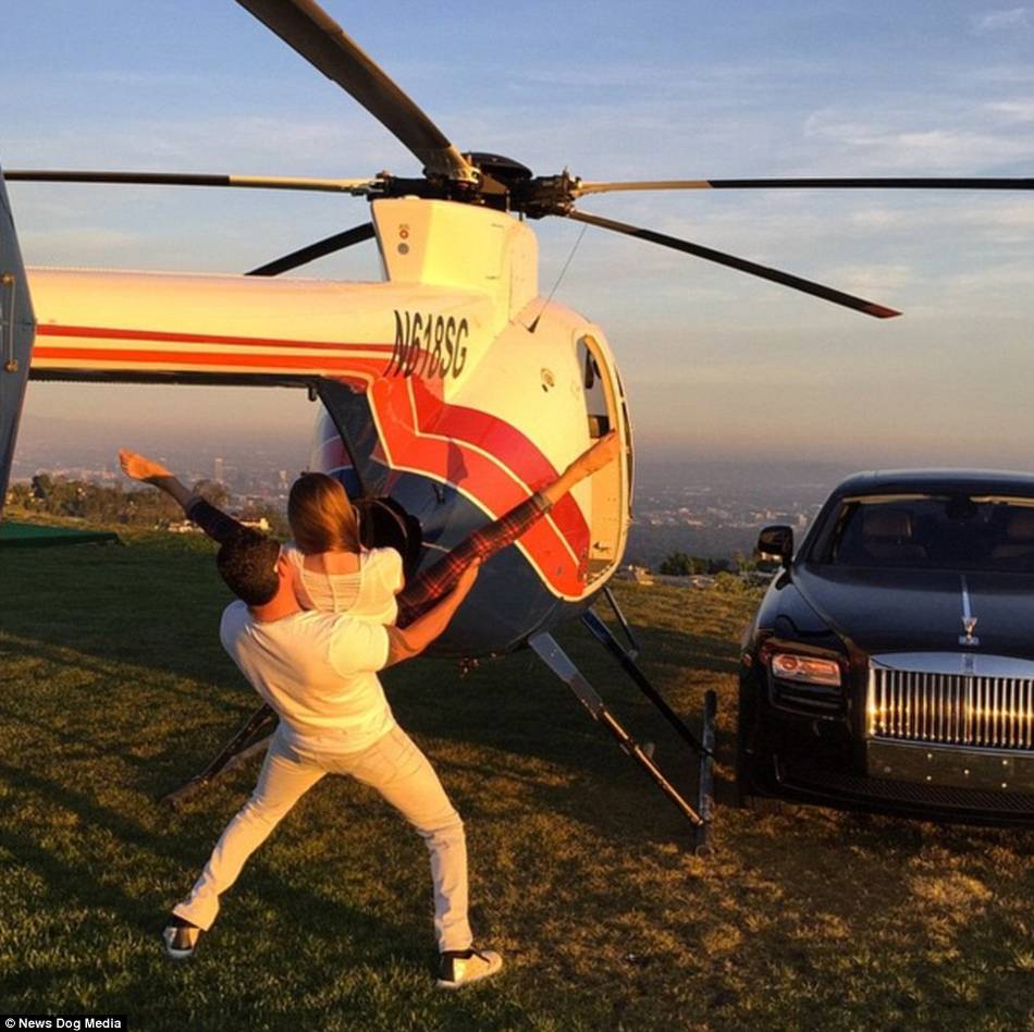 任性!澳富翁晒照把老婆当狗遛 盘外国富翁的奢靡生活