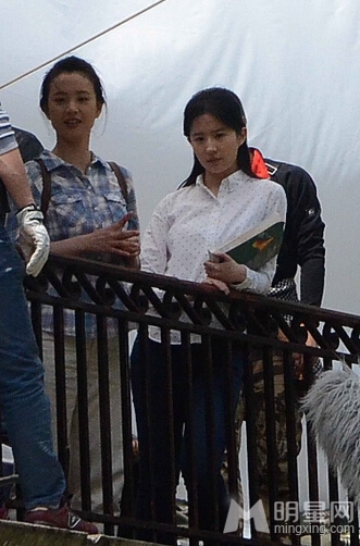 《致青春2》校园热拍 刘亦菲白色衬衣装扮清纯