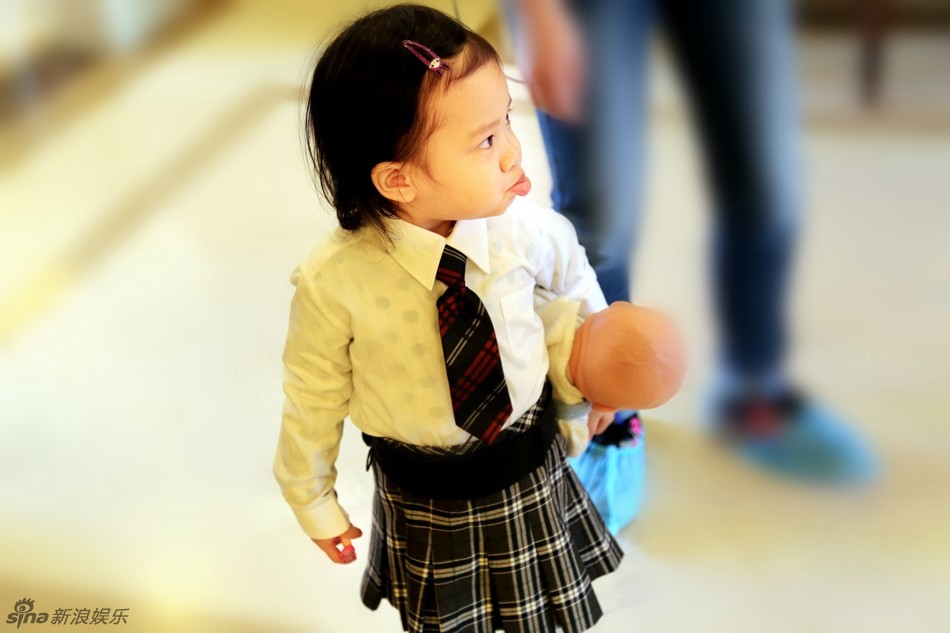 甜馨回来了萌萌哒穿校服乖巧可爱组图