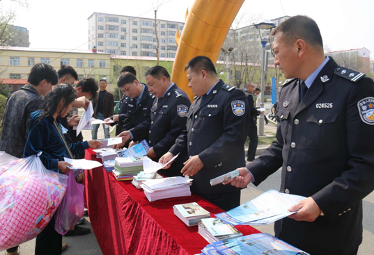 宾县公安局长张维久,副局长王广为参加宣传活动.