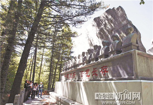 采访团赴汤原实地探访听抗联后代讲述抗联故事