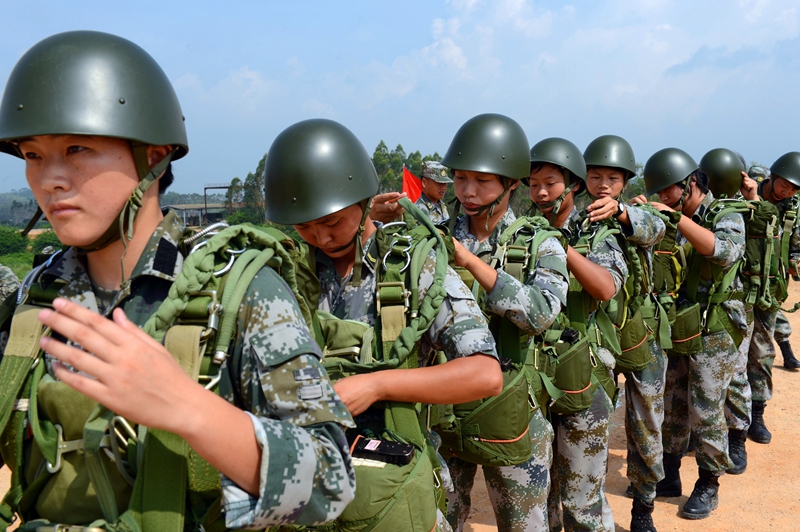 解放军女特战队员跳伞训练 铿锵玫瑰绽放蓝天(图)