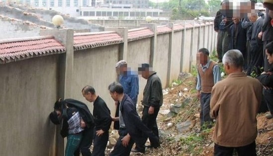 擦鞋女街上惊人一幕