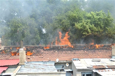 平房起火引燃相邻七间平房 疑似电线老化引起