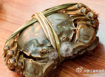 稻草跟白菜绑在一起就是白菜价,跟大闸蟹绑在一起就是大闸蟹的钱