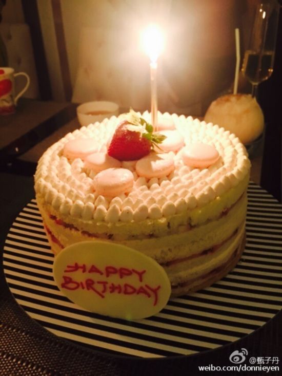 61岁甄子丹庆生晒全家福