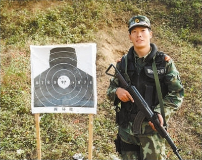 2010年10月12日,张楠参加武警山东总队临沂支队组织的军事集训,在射击
