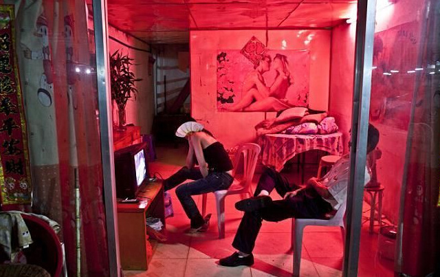 网友实拍果敢洗浴一条街妓院竟然是合法的